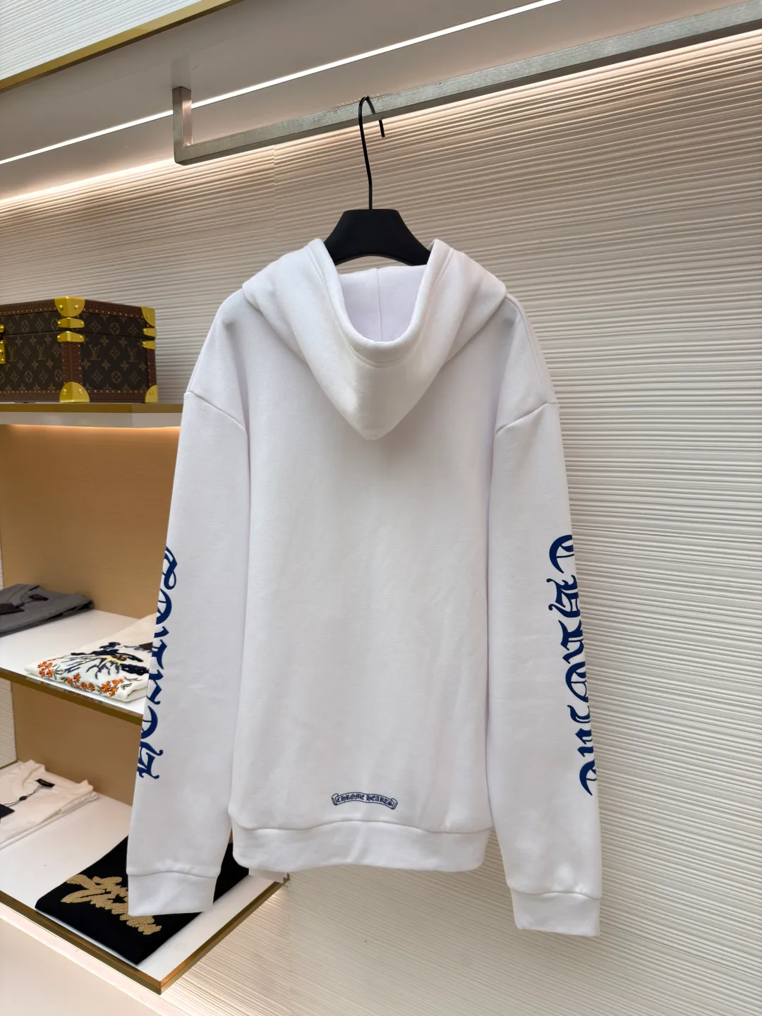 Chrome Hearts1988 limited Sanskrit printed zipper hoodie ●Original version: purchased and developed by 11759 ●Item number: 1681111-B05 ●Fabric: Fleece full size fabric ●Technology: Made with thermoset ink ●Version: Loose version ●Weight: about 710g ●Size: S-M-L-XL ●Description: The fabric is made of fleece 420g pure cotton and printed using a variety of printing techniques, thermoset ink printing. The overall wiring is straight and delicate, the fabric is comfortable and soft, and the color is consistent without color difference. It can be matched with the same style to create a fashionable look and control various occasions. Customized accessories, complete with three standards, same style for men and women!